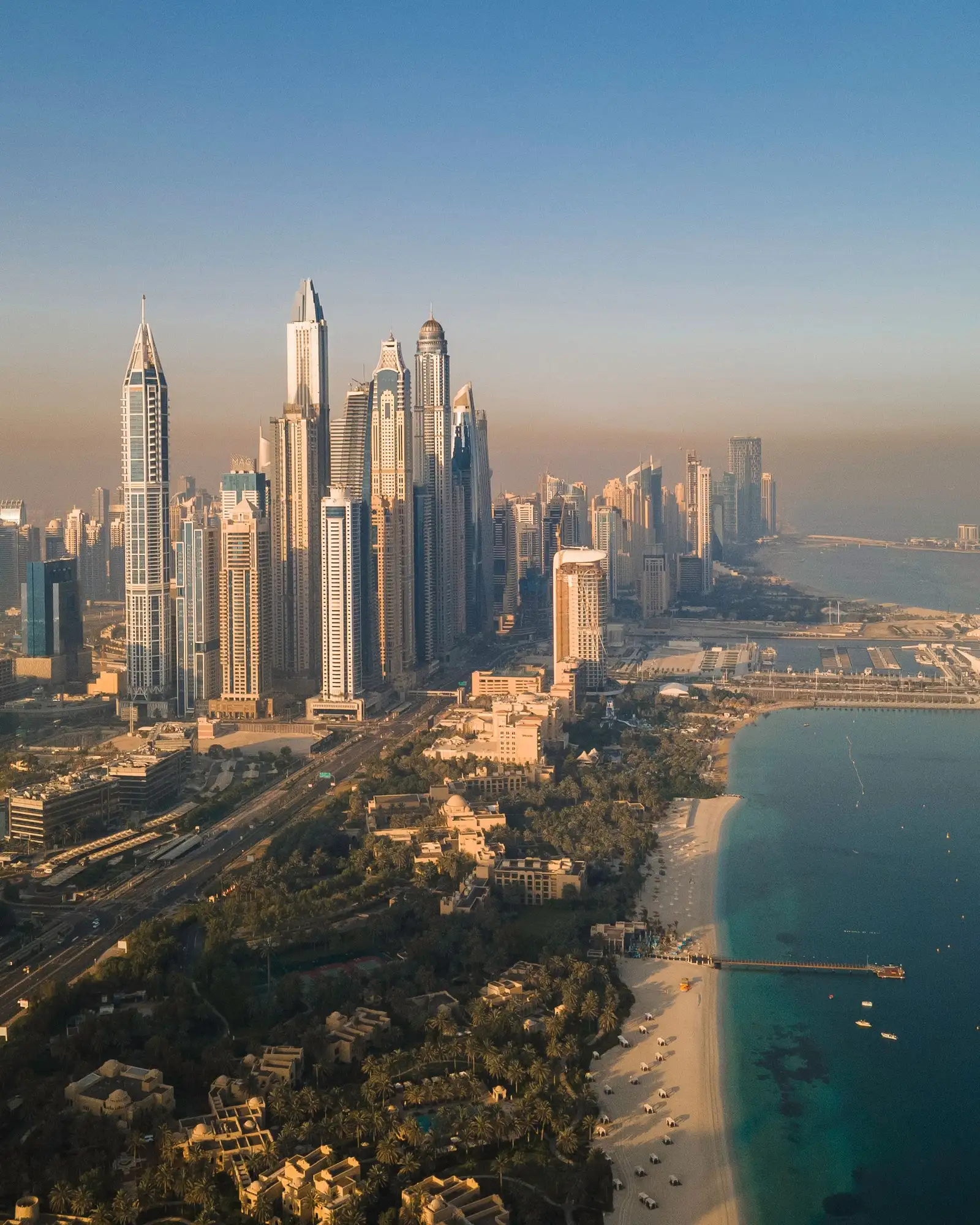 Skyline de Dubaï au crépuscule – investir à Dubaï depuis la Suisse avec Injouables