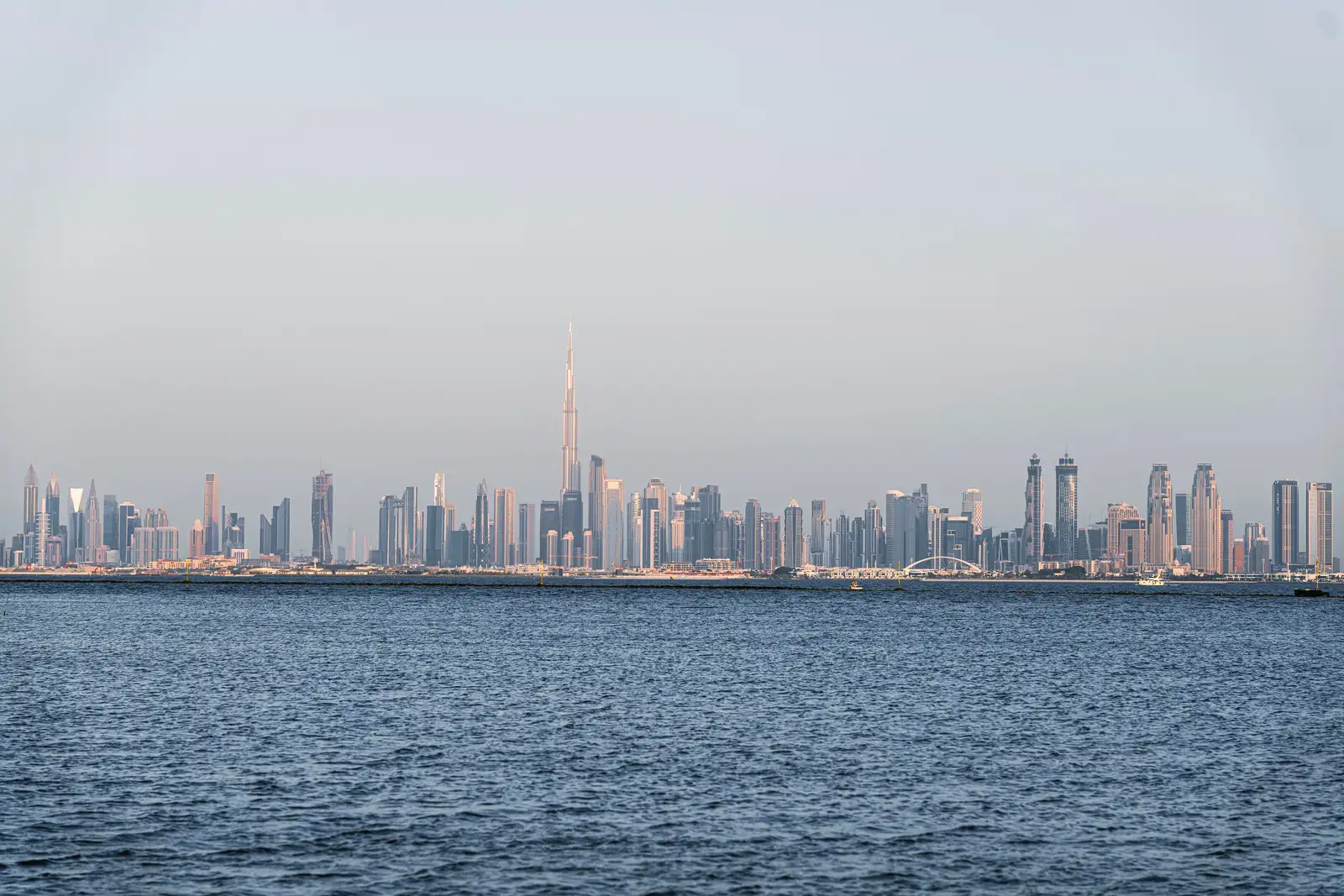 Investisseur suisse étudiant un projet immobilier à Dubaï avec un conseiller
Injouables