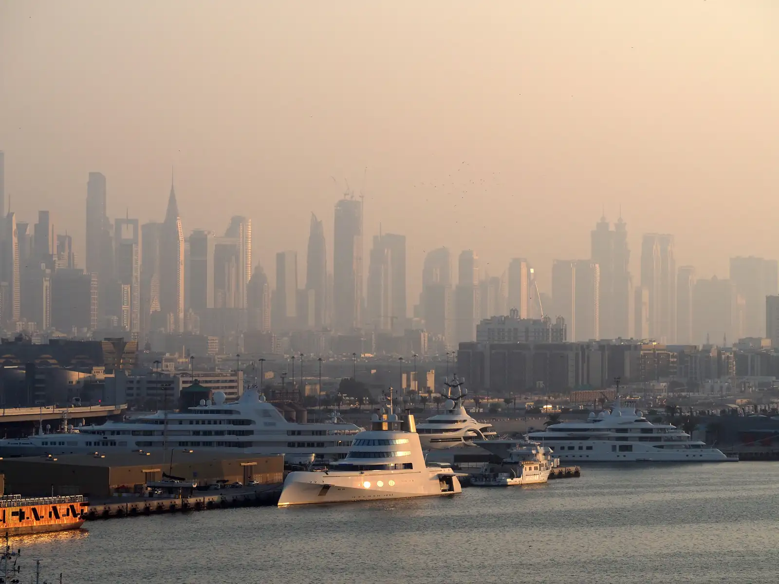 Salon lumineux d’un appartement avec vue sur Dubai Marina
