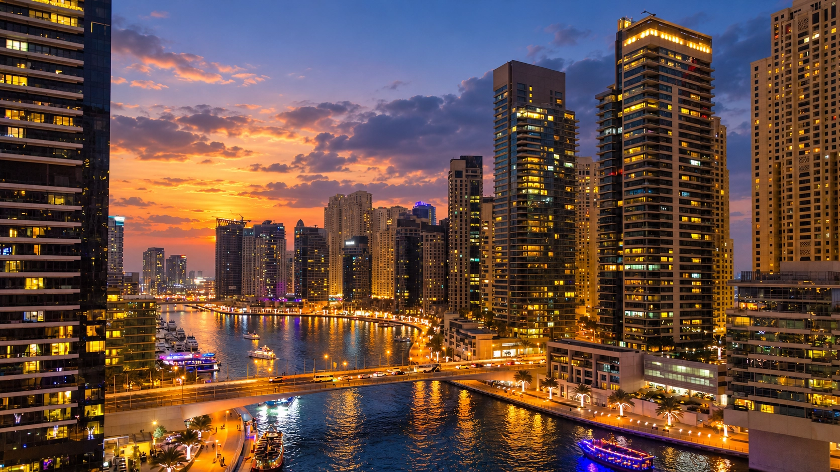Tours résidentielles et yachts de Dubai Marina au coucher du soleil